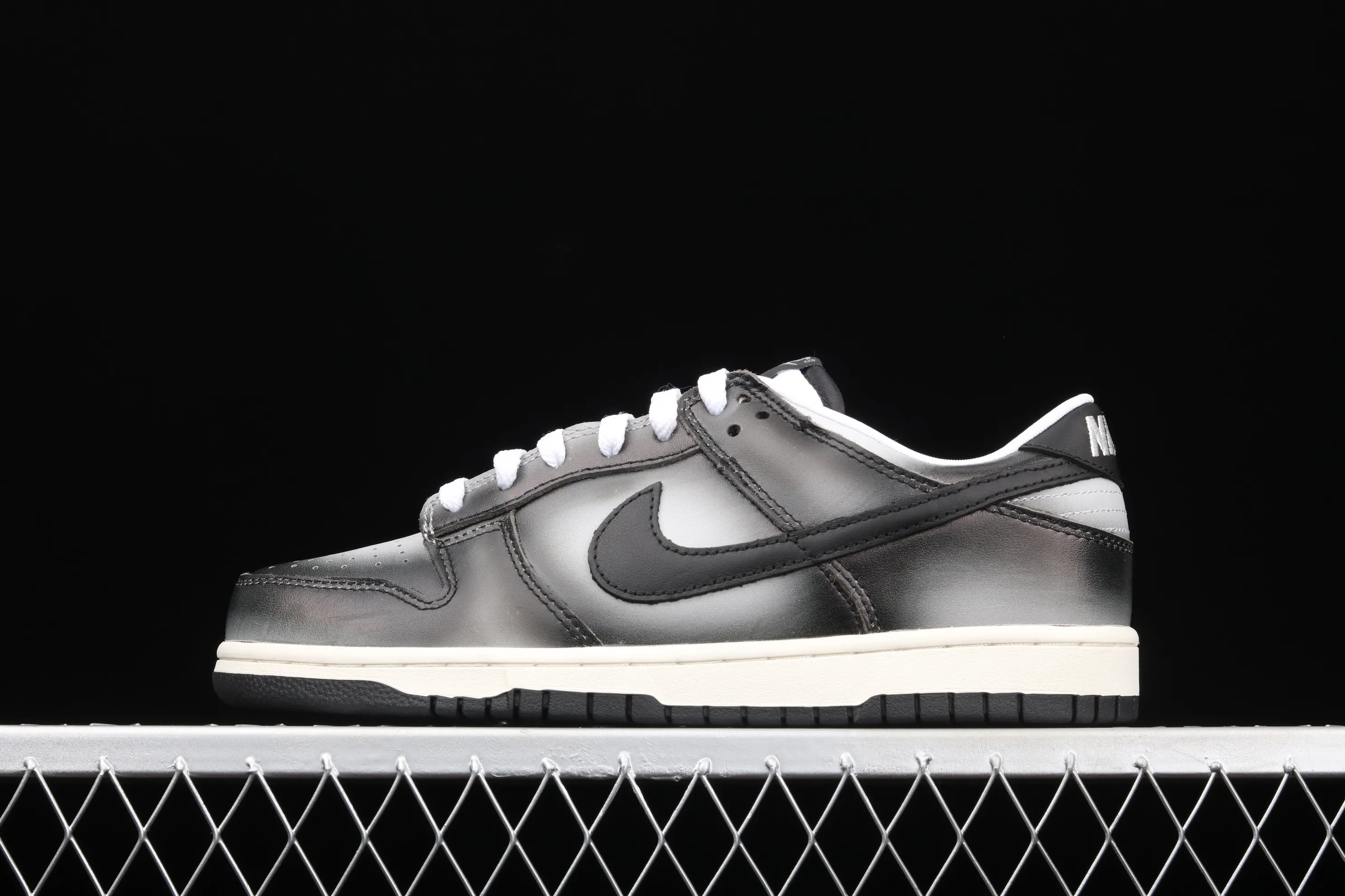 All Categories Nk SB Dunk Series Nk SB Dunk Low Low-top Sneakers J Version Nk SB Dunk Low Premium SB Smashed Backboard Fashion Casual Sneakers 306793-101